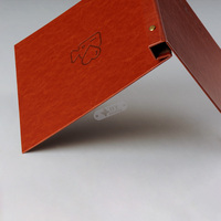 Porte-documents en cuir brun format A4 avec reliure à vis, logo personnalisé