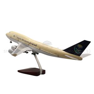 Vliegtuigvliegtuig Model 1:150 Schaal Modelvliegtuigen Met Lichte <span class=keywords><strong>747</strong></span> Saoedische Luchtvaartmaatschappijen 47Cm Boeing Modelvliegtuigen Voor Piloot Cadeau - Product Image 1
