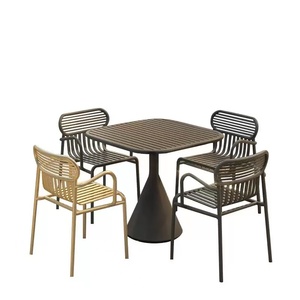 Ensemble de table à manger en fer forgé moderne pour l'extérieur avec plateau rayé et 4 chaises pour patio, jardin ou cour - Product Image 3