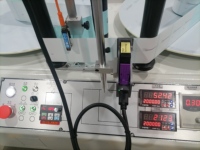 Nouvelle machine de laminage et de rembobinage automatique avec codeur jet d'encre intégré pour impression de date, de numéro de lot, de code QR sur film autocollant pour petits emballages