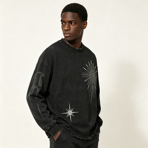 T-shirt streetwear à col rond avec broderie motif nuage et corne, manches à effet éparpillé, ourlet effiloché et déchiré, orné de strass - Product Image 2