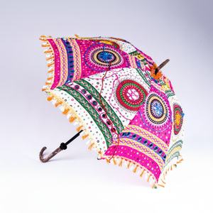 Parapluie Rajasthani rose et blanc, imprimé bandhani traditionnel, orné de miroirs décoratifs, disponible à prix de gros. - Product Image 1
