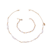 Collier élégant à double chaîne en laiton plaqué or 18 carats avec perles baroques d'eau douce pour femmes