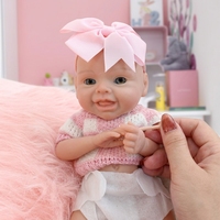 Poupées Bébé Reborn en Silicone de 10 Pouces, Jouet Doux Lavable, Fille Réaliste au Toucher Doux, Kit d'Alimentation pour Bébé Réaliste, Éducatif