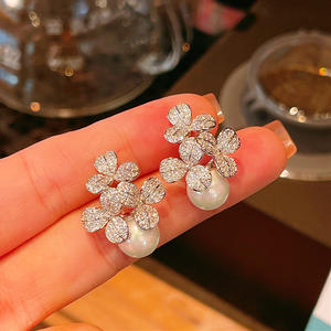 E3552 Orecchini a lobo a forma di fiore in oro bianco con pavé di diamanti e perla d'acqua dolce per gioielli di lusso da donna - Product Image 3