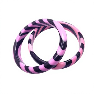 Bracelet jonc en acrylique rayé rose et noir de haute qualité, tendance, élégant, bijoux pour femmes et hommes, unisexe, stylé - Product Image 4