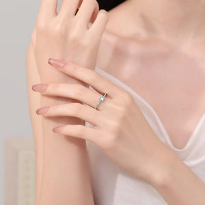 Bague en cuivre plaqué argent à motif géométrique unique, design torsadé délicat, bague en zircon, cuivre plaqué argent, vente en gros disponible - Product Image 6