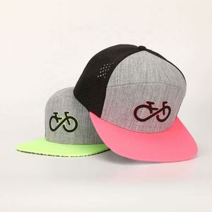 Gorra de rendimiento perforada con orificios cortados a láser, impermeable, con logotipo bordado, de 7 paneles y visera plana, personalizada al por mayor, tipo Snapback - Product Image 1