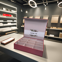 Emballage de cadeau en carton rigide de luxe Boîte de chocolat truffe avec logo personnalisé à fermeture magnétique rouge pour portefeuille à sushi Impression en relief