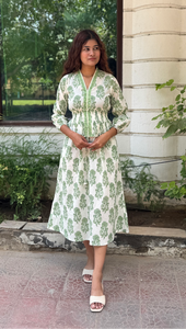 Robe longue élastiquée blanche et verte imprimée à la main pour femmes – Robe maxi en coton à fleurs bohèmes, tenue décontractée d'été - Product Image 2