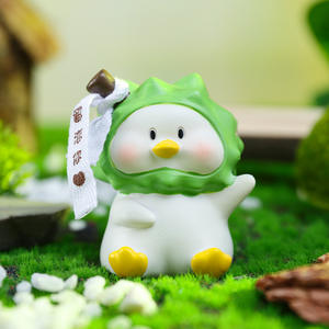 Nuevo y popular adorno de pato de resina exquisito con diseño de caricatura nostálgica, ideal para decoración de dormitorio, escritorio o coche, venta al por mayor. - Product Image 3