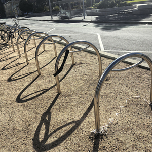 Support de vélo circulaire en acier inoxydable brillant à fixation au sol pour <span class=keywords><strong>stationnement</strong></span> commercial en bord de route - Product Image 1