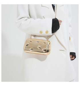 Bolso de mano tipo clutch con puntos metálicos para mujer, bolso de noche minimalista, bolso cruzado con cadena desmontable - Product Image 3