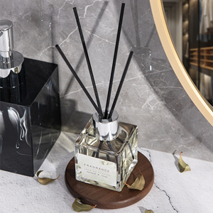 Fragranza per la casa Private Label 50ml bottiglia di vetro quadrata di lusso olio essenziale <span class=keywords><strong>diffusore</strong></span> di canna <span class=keywords><strong>con</strong></span> <span class=keywords><strong>bastoncini</strong></span> di Rattan - Product Image 1