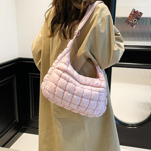 Sac messager en nylon à bandoulière unique pour femme Jianghu, doublure en coton, fermeture éclair, design plissé, style tendance urbain, utilisation toutes saisons - Product Image 1