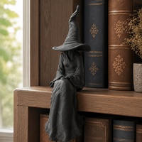 Statue de sorcière mystérieuse assise sur une étagère, figurine de sorcière noire assise sur le rebord d'une bibliothèque, décoration d'Halloween, ornement, décoration de table