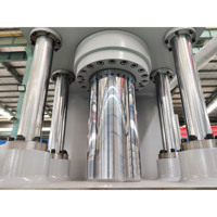 Presse hydraulique pour la gravure de numéros de plaques d'immatriculation