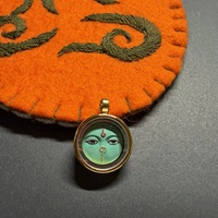 Thangka tibétain 3D peint à la main Tsha Tsha avec l'Œil de Sagesse Vert, mini-amulette de richesse et d'abondance pour bijoux et artisanat DIY