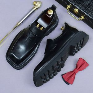 รองเท้าผู้ชายสไตล์แฟชั่นใหม่ สีผสม พื้นยาง ทำมือคุณภาพสูง - Product Image 3