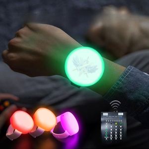 Pulsera Luminosa de Silicona Fluorescente con Control Remoto para TV, Festivales, Eventos Empresariales, Reuniones Anuales - 15 Colores LED Personalizables - Product Image 1