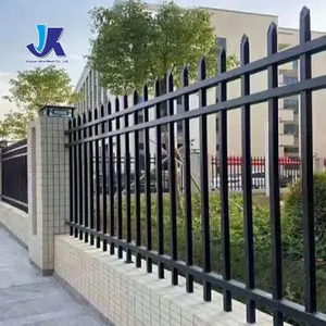 モダンでシンプルなブラックガーデン亜鉛鋼フェンスとゲート。