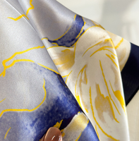 Écharpe 100% soie de mûrier 65x65 cm, écharpe bleue avec fleurs blanches, écharpe tendance pour femmes