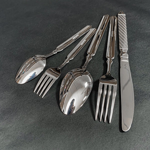 Nouveau style de luxe <span class=keywords><strong>en</strong></span> <span class=keywords><strong>acier</strong></span> <span class=keywords><strong>inoxydable</strong></span> 201 ensemble de couverts couverts couteau à dîner cuillère et <span class=keywords><strong>fourchette</strong></span> pour les fêtes - Product Image 2