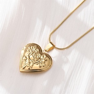 Collier pendentif en acier inoxydable en forme de cœur, unisexe, avec boîte à bijoux et fermoir design - Product Image 3