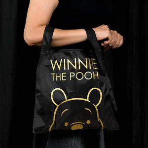 Sac fourre-tout à provisions en polyester noir pur, pliable et décontracté avec logo du fabricant - Product Image 6