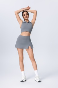 Comodo completo sportivo con colletto polo, piccolo scollo a risvolto, delicato design a V e gonna in stile tennis. - Product Image 3