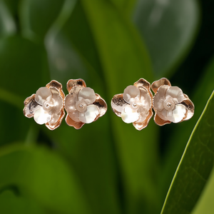 ต่างหูมุก สแตนเลส 316L ชุบทอง PVD ดีไซน์ดอกไม้ ทนทาน เป็นมิตรต่อสิ่งแวดล้อม - Product Image 3