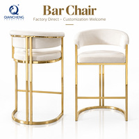 Tabouret de comptoir contemporain en métal doré avec dossier enveloppant et rembourré, chaise de bar pour îlot de cuisine, idéal pour les cafés et les fournisseurs de services hôteliers