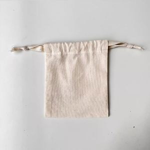 Pochette en coton de couleur naturelle personnalisée, 100% biologique, sac d'emballage pour bijoux avec rubans en soie - Product Image 5