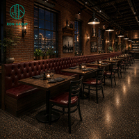 Ensemble de mobilier de restaurant industriel et commercial Ron Group : banquette en cuir capitonnée, table carrée en bois massif, chaise personnalisée