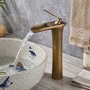 Serie di Rubinetti da Bagno Premium in Ottone: Design a Cascata e a Collo Alto in Ottone Anticato, Oro e Cromo per Progetti di Lusso - Product Image 3