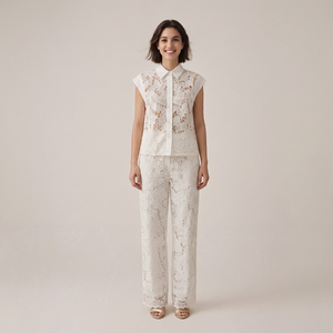 Set Estivo Elegante da Donna in Pizzo Floreale Bianco, 2 Pezzi: Camicia con Colletto e Bottoni & Pantaloni Dritti, Coordinati Boutique all'Ingrosso - Product Image 1