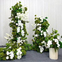 Witte en groene kunstmatige rozen en hortensia bloemstukken, perfect voor luxueuze bruiloftachtergronden en tafeldecoraties