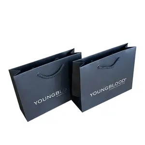 Bolsa de papel negro mate con logotipo personalizado, bolsa de papel reciclado para ropa