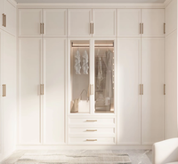 Dressing sur mesure de luxe minimaliste de style américain avec coiffeuse et armoire en panneaux de paille écologiques pour chambre de villa