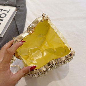 Sac à main pour femme tendance 2026 avec décorations en chaîne. Conçu par un designer unique.8118 - Product Image 2