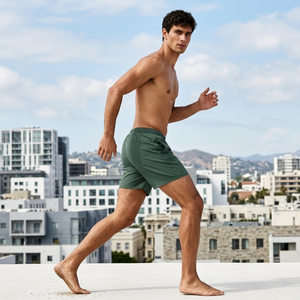 Shorts de sport amples et flexibles pour hommes, séchage rapide, tissu extensible anti-humidité, taille élastique avec cordon de serrage interne, deux poches latérales - Product Image 2
