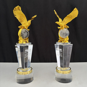 Trofeo de Cristal Personalizado con Águila de Metal Dorado - Product Image 3