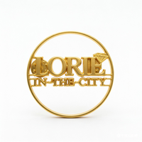 Broche personnalisée moderne en métal ajouré, avec logo gravé, plaqué or brillant, impression typographique, émail souple, design gratuit