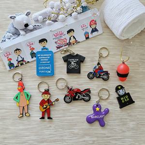 Porte-clés en caoutchouc PVC personnalisé avec logo, porte-clés lumineux en forme de dessin animé avec impression UV métallique, cadeaux promotionnels - Product Image 5