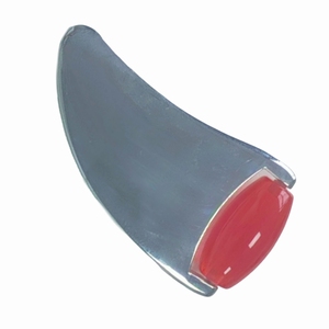 Rouleau facial en forme de corne de bélier en alliage de zinc et résine rouge - Product Image 4