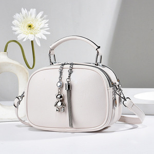 Petit sac carré simple avec breloque ours, sac à bandoulière léger pour un usage quotidien, blanc cassé, printemps 2024 - Product Image 1
