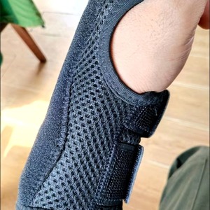Sports compression wrist brace, basketball tendon sheath, wrist joint fixation brace, breathable men's and women's wrist <b>strap</b> - Product Image 1