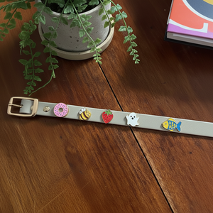 Venta al por mayor de Metal divertido Anime magnético mascota café encanto esmalte accesorios de acero inoxidable Collar Pin - Product Image 1