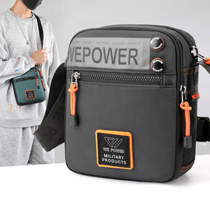 Sac bandoulière en nylon noir résistant à l'eau pour homme, idéal pour les voyages en extérieur, avec détails de couture couleur unie - Product Image 5