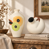 Vase à fleurs en céramique élégant Jossin avec un design de forme unique, œuvre d'art peinte à la main, finition céramique mate, décoration moderne pour la maison